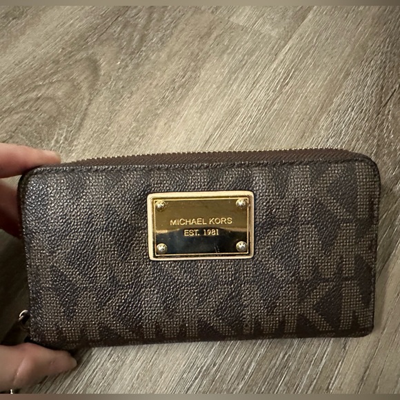 RARE Michael Kors Jet Set Item Tech Continental Logo Wristlet Wallet - Picture 3 of 5